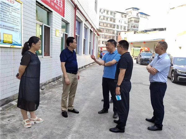 近日，重慶市萬州區(qū)委常委、副書記李慶一行蒞臨重慶樹上鮮食品集團(tuán)調(diào)研指導(dǎo)工作。并要求企業(yè)一邊抓好經(jīng)營生產(chǎn)“保穩(wěn)促增、聚力發(fā)展”、一邊加快重慶市重點(diǎn)工程“年產(chǎn)5萬噸調(diào)味品”項(xiàng)目的建設(shè)工作，實(shí)現(xiàn)企業(yè)整體搬遷工業(yè)園區(qū)目標(biāo)！