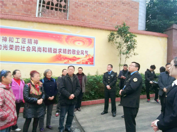 萬州區(qū)食品藥局熊德斌局長一行走進(jìn)重慶市樹上鮮食品（集團）有限公司，親身感受食品生產(chǎn)過程。